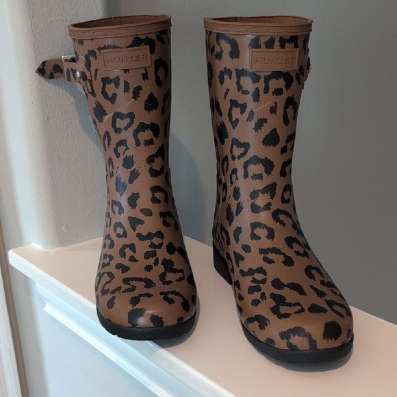 Hunter Brown Leopard Pattern Boots - Picture 2 of 10